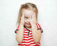 Niña divertida esa tramposos en juego del escondite Foto de archivo libre de regalías Niña divertida esa tramposos en juego del escondite Foto de archivo libre de regalías