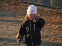 Niña en un parque de la ciudad entre las hojas amarillas caidas imagen de archivo Niña en un parque de la ciudad entre las hojas amarillas caidas imagen de archivo