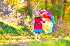 Niña en un parque del otoño Foto de archivo libre de regalías Niña en un parque del otoño Foto de archivo libre de regalías