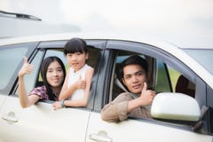 Niña feliz con la familia asiática que se sienta en el coche para el enjo fotos de archivo Niña feliz con la familia asiática que se sienta en el coche para el enjo fotos de archivo