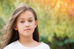 Niña hermosa en el parque, con el pelo largo y y un swee foto de archivo Niña hermosa en el parque, con el pelo largo y y un swee foto de archivo