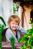 Niña linda que habla en el teléfono Niño con el móvil, sonriendo Mirada de la cámara Foto de archivo Niña linda que habla en el teléfono Niño con el móvil, sonriendo Mirada de la cámara Foto de archivo
