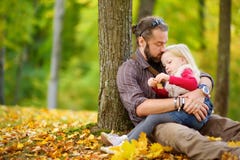 Niña linda y su padre que se divierten en día hermoso del otoño Niño feliz que juega en parque del otoño Niño que recolecta caída imágenes de archivo libres de regalías Niña linda y su padre que se divierten en día hermoso del otoño Niño feliz que juega en parque del otoño Niño que recolecta caída imágenes de archivo libres de regalías
