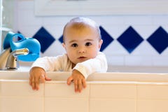 Niña pequeña que juega en la bañera imagen de archivo libre de regalías Niña pequeña que juega en la bañera imagen de archivo libre de regalías