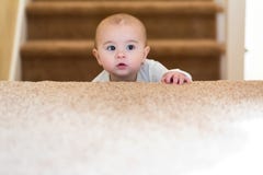 Niña pequeña que sube para arriba las escaleras fotografía de archivo libre de regalías Niña pequeña que sube para arriba las escaleras fotografía de archivo libre de regalías