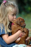 Niña que besa el perrito Niña que besa el perrito