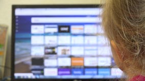 Niña que busca en Internet en la PC 4K UltraHD, UHD almacen de video Niña que busca en Internet en la PC 4K UltraHD, UHD almacen de video