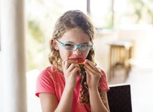 Niña que goza comiendo la sandía fotografía de archivo libre de regalías Niña que goza comiendo la sandía fotografía de archivo libre de regalías