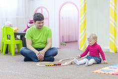 Niña que juega con el tren imágenes de archivo libres de regalías Niña que juega con el tren imágenes de archivo libres de regalías