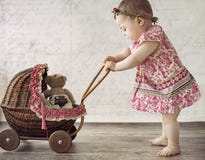 Niña que juega el carro del juguete fotografía de archivo libre de regalías Niña que juega el carro del juguete fotografía de archivo libre de regalías