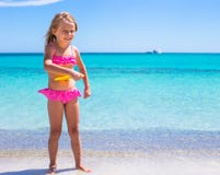 Niña que juega el disco volador durante tropical Imágenes de archivo libres de regalías Niña que juega el disco volador durante tropical Imágenes de archivo libres de regalías