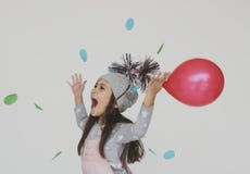 Niña que se divierte que sostiene el globo fotos de archivo libres de regalías Niña que se divierte que sostiene el globo fotos de archivo libres de regalías