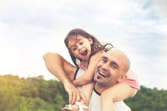 Niña que se sienta en hombros del ` s del padre imagenes de archivo Niña que se sienta en hombros del ` s del padre imagenes de archivo