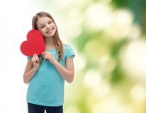 Niña sonriente con el corazón rojo fotos de archivo Niña sonriente con el corazón rojo fotos de archivo