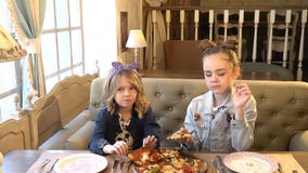 Niñas bonitas que comen hacia fuera las muchachas comen la pizza en la sonrisa del restaurante de la pizza enjoying HD lleno almacen de video Niñas bonitas que comen hacia fuera las muchachas comen la pizza en la sonrisa del restaurante de la pizza enjoying HD lleno almacen de video