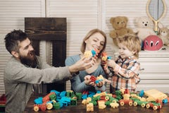Niñez feliz Cuidado y desarrollo día feliz de la familia y de los niños padre y madre con el constructor del juego de niños imagenes de archivo Niñez feliz Cuidado y desarrollo día feliz de la familia y de los niños padre y madre con el constructor del juego de niños imagenes de archivo