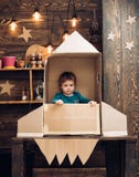 Niño con el paquete del jet Niño que juega en el país Concepto del éxito, del líder y del ganador niño pequeño en el cohete de pa fotografía de archivo Niño con el paquete del jet Niño que juega en el país Concepto del éxito, del líder y del ganador niño pequeño en el cohete de pa fotografía de archivo
