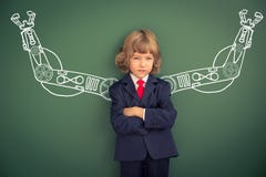 Niño con las manos exhaustas del robot contra la pizarra imágenes de archivo libres de regalías Niño con las manos exhaustas del robot contra la pizarra imágenes de archivo libres de regalías