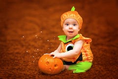 Niño de Halloween con la calabaza imagen de archivo libre de regalías Niño de Halloween con la calabaza imagen de archivo libre de regalías