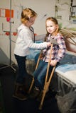 Niño dos que finge ser doctor y paciente - estetoscopio y embragues imagen de archivo libre de regalías Niño dos que finge ser doctor y paciente - estetoscopio y embragues imagen de archivo libre de regalías