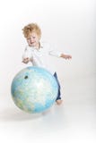 Niño emocionado con el mundo en su mano fotos de archivo libres de regalías Niño emocionado con el mundo en su mano fotos de archivo libres de regalías