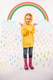 niño en impermeable amarillo y las botas de goma, aislados en blanco libre illustration niño en impermeable amarillo y las botas de goma, aislados en blanco libre illustration