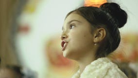 Niño femenino que canta en el coro Niño femenino que canta en el coro