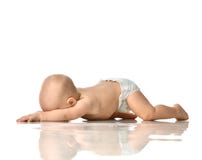 niño infantil del bebé del niño de 8 meses que miente en piso en pañal en un blanco Fotografía de archivo libre de regalías niño infantil del bebé del niño de 8 meses que miente en piso en pañal en un blanco Fotografía de archivo libre de regalías