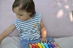 Niño lindo del bebé del niño que juega con el xilófono en casa Concepto de la creatividad y de la educación stert temprano para l imagen de archivo libre de regalías Niño lindo del bebé del niño que juega con el xilófono en casa Concepto de la creatividad y de la educación stert temprano para l imagen de archivo libre de regalías
