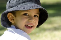 Niño lindo del latino del retrato fotografía de archivo libre de regalías Niño lindo del latino del retrato fotografía de archivo libre de regalías