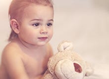 Niño pequeño con el juguete suave imagen de archivo libre de regalías Niño pequeño con el juguete suave imagen de archivo libre de regalías
