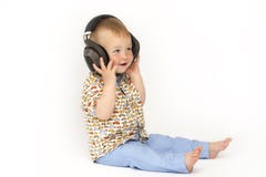Niño pequeño en auriculares imágenes de archivo libres de regalías Niño pequeño en auriculares imágenes de archivo libres de regalías