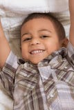 Niño pequeño joven en camisa y pantalones vaqueros checkered foto de archivo libre de regalías Niño pequeño joven en camisa y pantalones vaqueros checkered foto de archivo libre de regalías