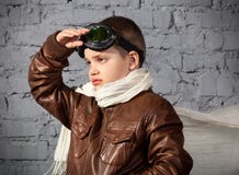 Niño pequeño que soña con hacer un piloto Imagen de archivo Niño pequeño que soña con hacer un piloto Imagen de archivo