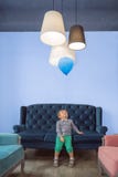 Niño positivo que se divierte con el globo Fondo de la celebración de los niños imagen de archivo Niño positivo que se divierte con el globo Fondo de la celebración de los niños imagen de archivo