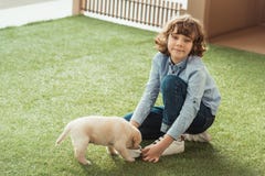 niño que alimenta su perrito de Labrador imágenes de archivo libres de regalías niño que alimenta su perrito de Labrador imágenes de archivo libres de regalías