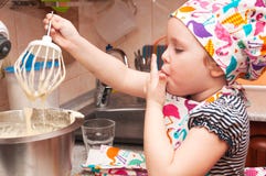 Niño que cocina en casa imagen de archivo Niño que cocina en casa imagen de archivo
