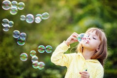 Niño que comienza burbujas de jabón fotos de archivo libres de regalías Niño que comienza burbujas de jabón fotos de archivo libres de regalías