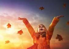 Niño que juega en el otoño fotografía de archivo Niño que juega en el otoño fotografía de archivo