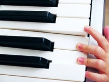Niño que juega un piano imagenes de archivo Niño que juega un piano imagenes de archivo