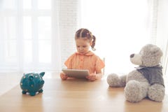 Niño que usa una tableta en casa foto de archivo libre de regalías Niño que usa una tableta en casa foto de archivo libre de regalías
