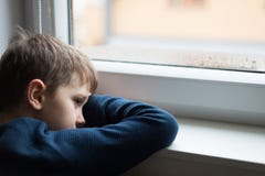 Niño solo triste del niño pequeño Foto de archivo libre de regalías Niño solo triste del niño pequeño Foto de archivo libre de regalías