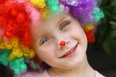 Niño sonriente en el payaso Costume Imágenes de archivo libres de regalías Niño sonriente en el payaso Costume Imágenes de archivo libres de regalías