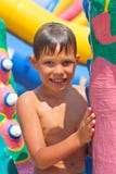 Niño sonriente en un parque del agua imagen de archivo Niño sonriente en un parque del agua imagen de archivo