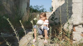 Niño triste infeliz, niño abandonado en la casa demolida, niños sin hogar de la muchacha fotografía de archivo Niño triste infeliz, niño abandonado en la casa demolida, niños sin hogar de la muchacha fotografía de archivo