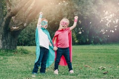 Niños caucásicos preescolares que juegan a super héroes imágenes de archivo libres de regalías Niños caucásicos preescolares que juegan a super héroes imágenes de archivo libres de regalías