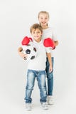 Niños con el balón de fútbol y los guantes de boxeo foto de archivo Niños con el balón de fútbol y los guantes de boxeo foto de archivo