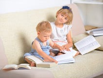 Niños con la porción de libros fotografía de archivo libre de regalías Niños con la porción de libros fotografía de archivo libre de regalías