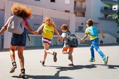 Niños con las mochilas funcionadas con a la escuela Niños con las mochilas funcionadas con a la escuela