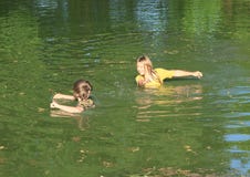 Niños desagradables en la impregnación de la ropa mojada en agua imagenes de archivo Niños desagradables en la impregnación de la ropa mojada en agua imagenes de archivo